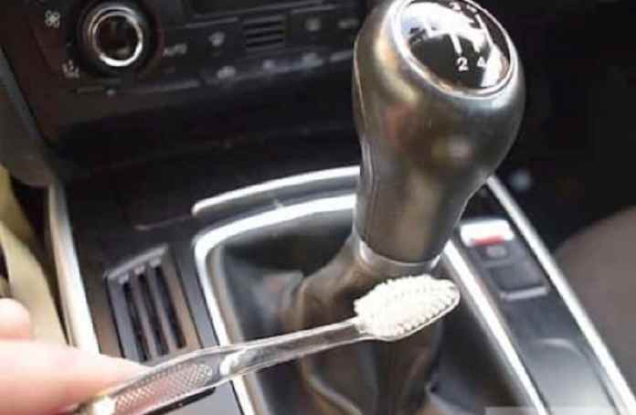 une brosse à dent dans une voiture