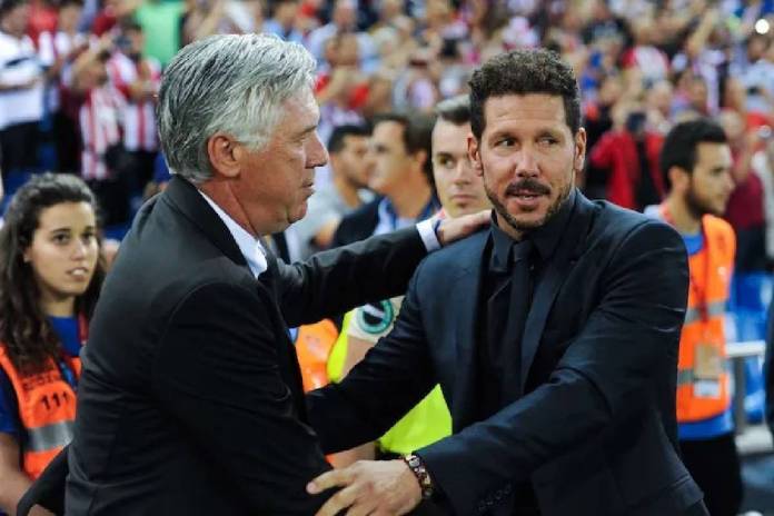 Carlo Ancelotti (entraineur du Real Madrid) et Diego Simeone (entraineur de l'Atletico) se saluant après le derby