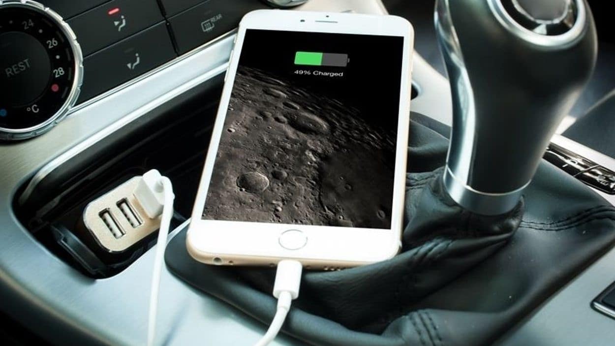 Gadget pour retrouver l'emplacement de votre auto et charger vos appareils