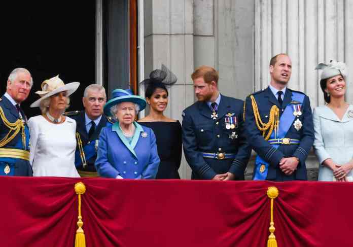 Famille royale britannique avec Elizabeth II, Harry, Meghan Markle, Kate et William