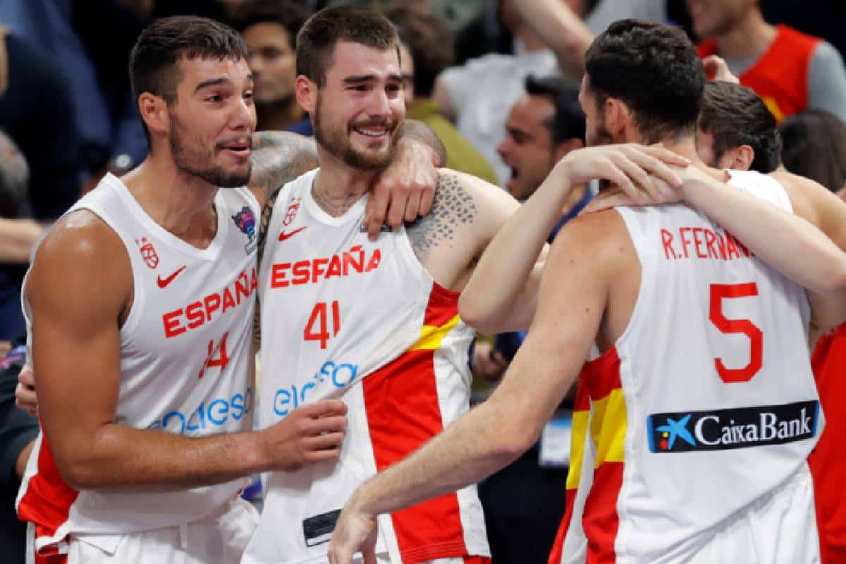 Les joueurs espagnols qui célèbrent leur titre Ã  l'Eurobasket 2022
