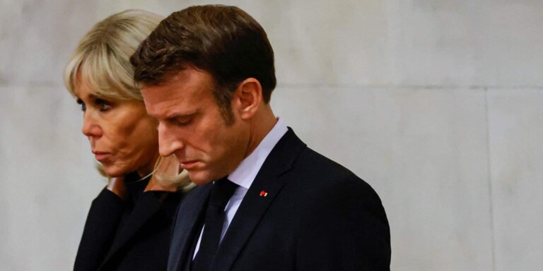 Le prÃ©sident franÃ§ais Emmanuel Macron et son Ã©pouse Brigitte se sont recueillis dimanche 18 SEPTEMBRE, devant le cercueil d'Elizabeth II Ã  Londres