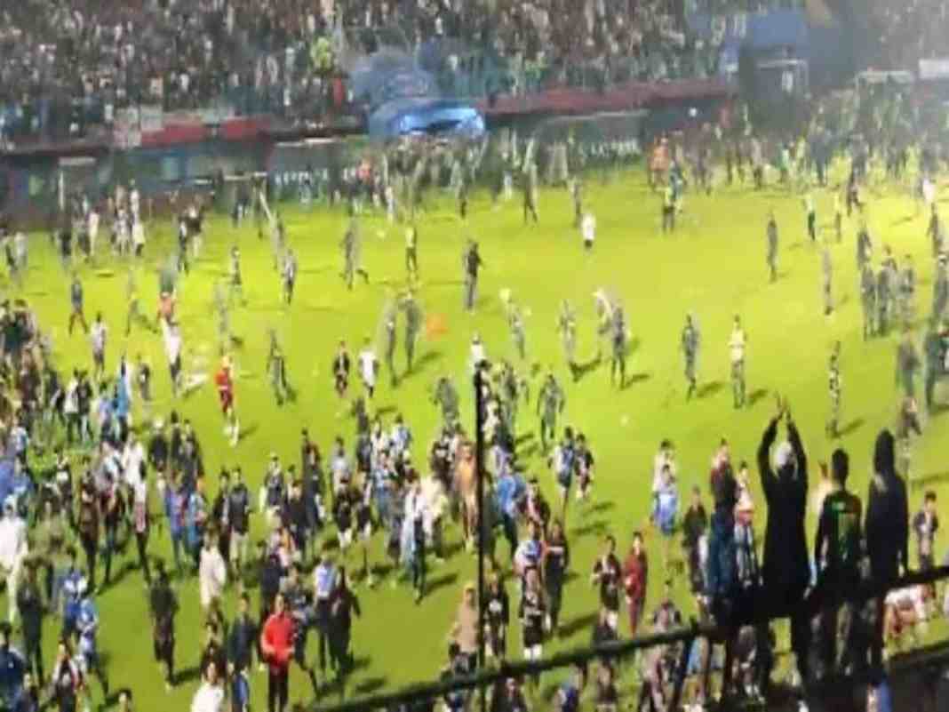 Indonésie : au moins 129 personnes sont mortes à la suite de bagarres et de mouvements de foule dans un stade de football