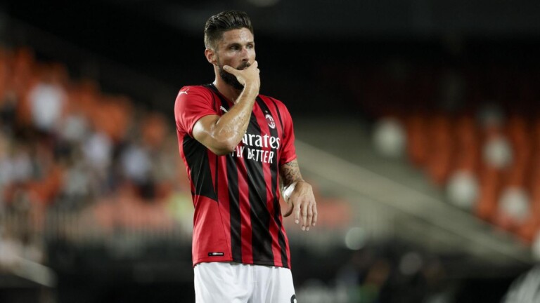 Olivier Giroud avec le maillot du Milan AC