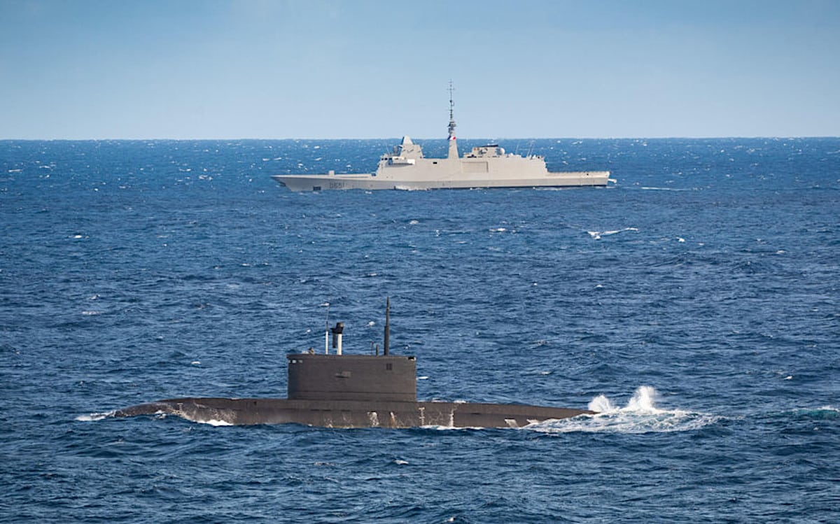 Sous-marin russe Novorossiysk escorté par la frégate Normandie en zone française, 29 septembre.