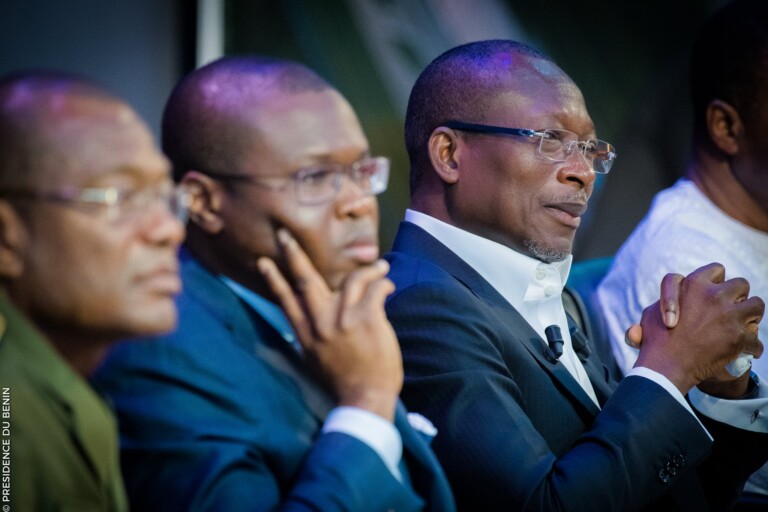 Le ministre de l'économie et des Finances Romuald Wadagni et le président Patrice Talon, le samedi 24 Février 2018. Rencontre à  la salle du peuple de la Présidence de la République du Bénin avec les propriétaires terriens de la zone aéroportuaire de Glodjigbé.