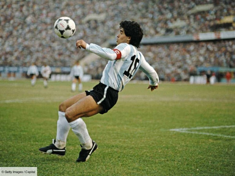 Le ballon touchÃ© par la main de Diego Maradona en 1986 vendu 2 millions de livres Ã  Londres