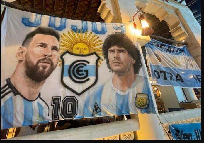 Les fans argentins rendent hommage à Maradona au Qatar, le vendredi 25 novembre 2022. © COPYRIGHT : ABDERRAHIM ET-TAHIRY / LE360