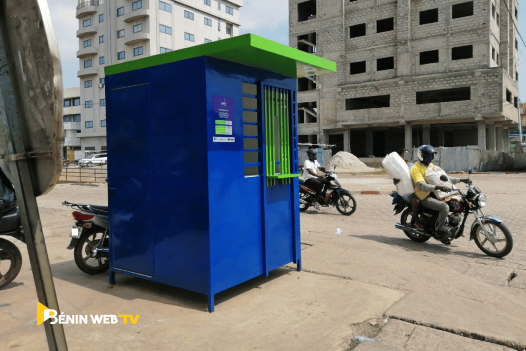 Un des kiosques du troisième opérateur téléphonique à Cotonou, dans un angle de rue, non loin d’une plaque de signalisation routière. Cotonou le 07 novembre 2022.