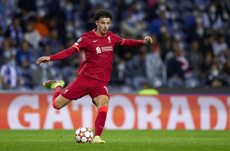 Curtis Jones avec le maillot de Liverpool