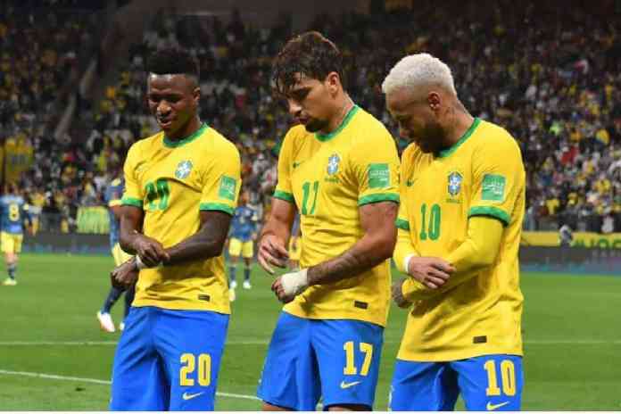 Neymar, Vinicius et Paqueta qui dansent lors d'un match du Brésil