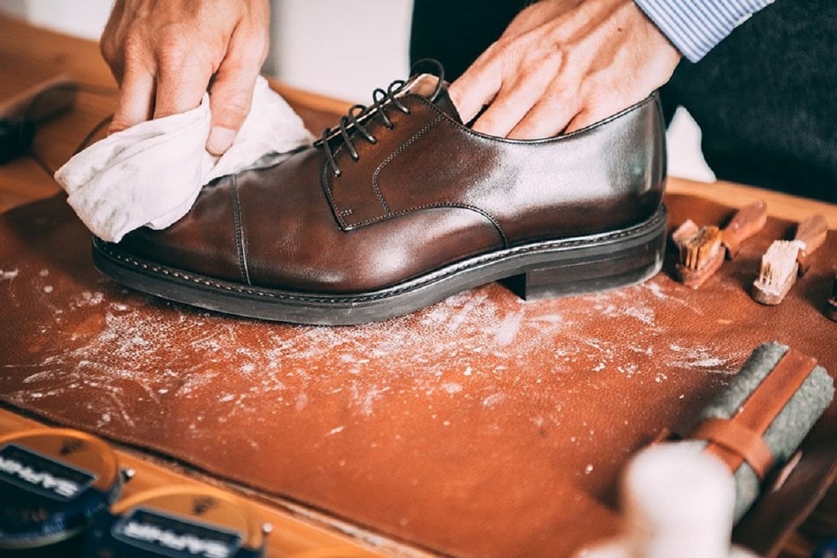 Cirage chaussures en cuir pour entretien