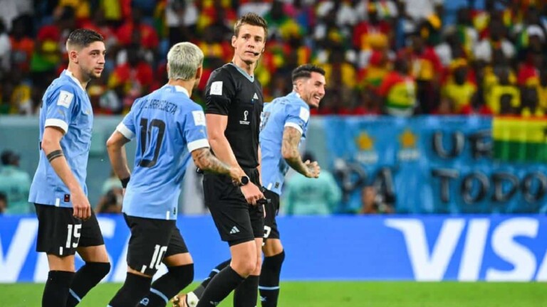 Des joueurs de l'Uruguay qui discutent avec l'arbitre du match contre le Ghana lors de la Coupe du monde 2022