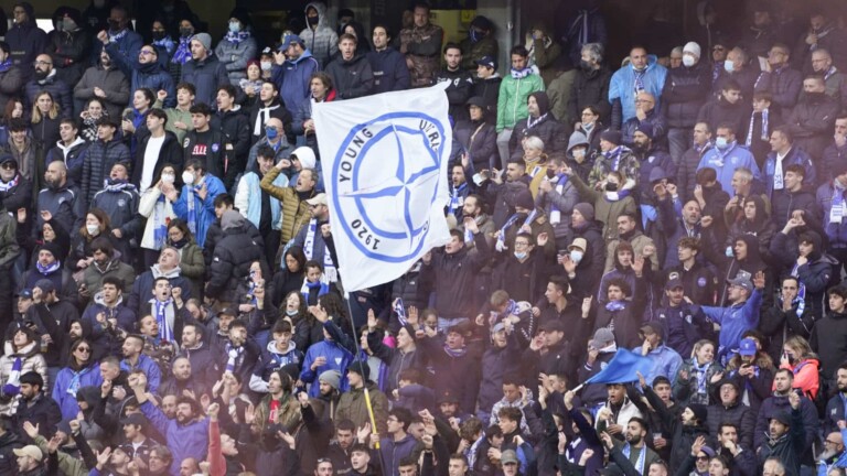 Des-supporters-lors-d-Empoli-Fiorentina-en-novembre-2021