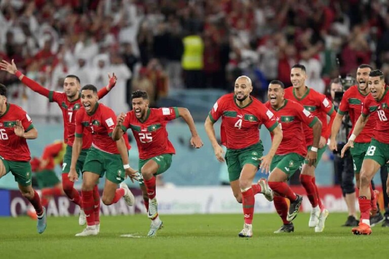 Les joueurs du Maroc qui cÃ©lÃ¨brent la qualification en quarts de finale de la Coupe du monde 2022