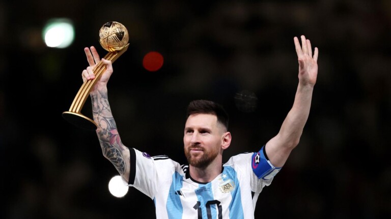 Lionel Messi avec son trophÃ©e de meilleur joueur de la Coupe du monde 2022