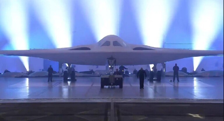 Le 2 dÃ©cembre, l'USAF et l'avionneur amÃ©ricain Northrop Grumman dÃ©voileront le cyber bombardier B-21 Raider, le 1er appareil de 6e gÃ©nÃ©ration au monde. Cet avion furtif pourra Ãªtre pilotÃ© sans Ã©quipage.