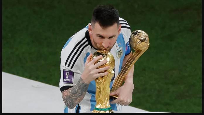 Le joueur par excellence du tournoi, Lionel Messi, embrasse le seul trophée qui manquait à sa collection.