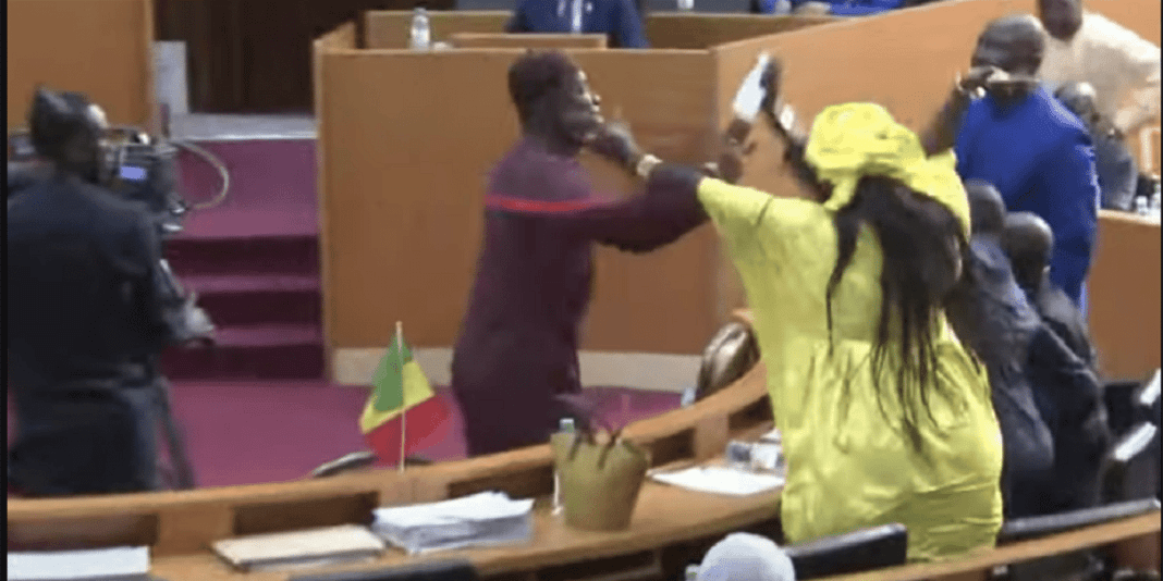 Sénégal: choc après la gifle contre une députée lors d’une bagarre à l’Assemblée