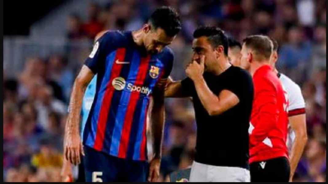 Sergio Busquets et son entraîneur Xavi lors d'un match du Barça