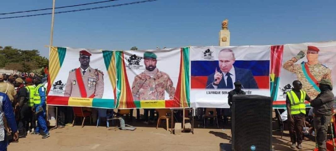 Des posters géants des présidents malien, Assimi Goïta, et guinéen, Mamady Doumbouya, arrivés au pouvoir comme le capitaine Traoré grâce à des coups d’Etat, ainsi que celui du président russe, Vladimir Poutine, étaient également brandis par des manifestants ou soigneusement dressés sur un podium, au milieu des drapeaux burkinabés.