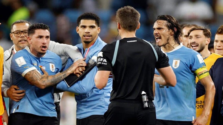 Cavani et des joueurs de l'Uruguay contestant les dÃ©cisions de l'arbitre de la rencontre contre le Ghana lors du Mondial 2022