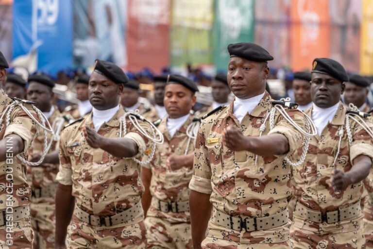 Un peloton de la douane lors d'un dÃ©filÃ© militaire