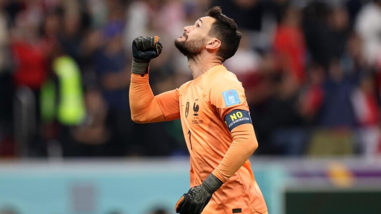 Hugo Lloris avec le maillot de la France