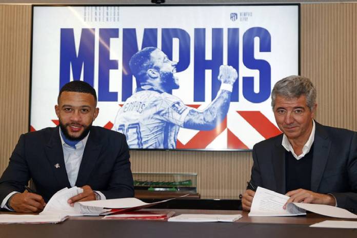 Memphis Depay qui signe son contrat avec l'Atletico Madrid