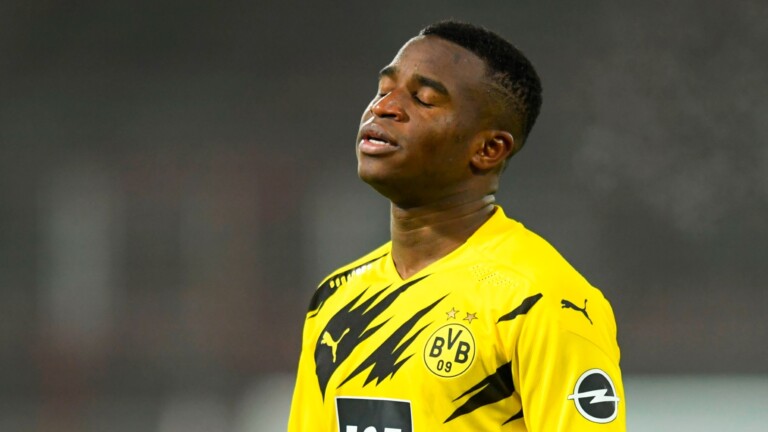 Youssoupha Moukoko avec le maillot de Dortmund