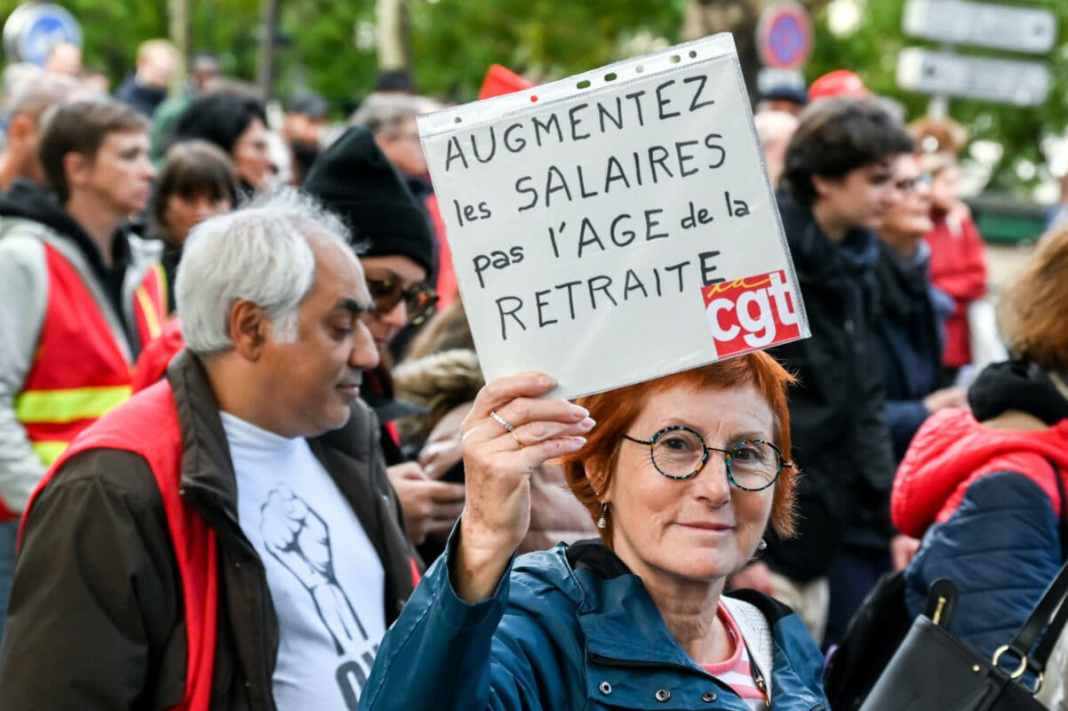 Des manifestants défilent lors d’un rassemblement dans le cadre d’une journée nationale de grève des travailleurs pour faire pression en faveur de hausses de salaires et de la fin de la réforme prévue des retraites à Paris le 29 septembre 2022. Bepress/ Photo Agency / KELLY LIN