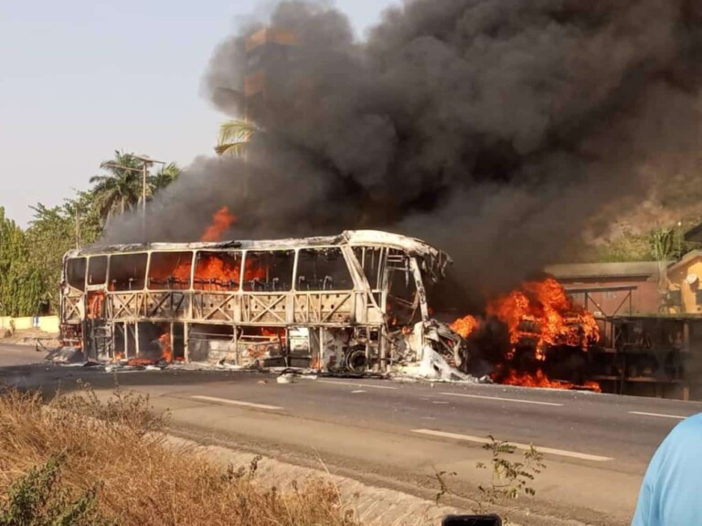 BÃ©nin: une trentaine de morts dans une collision entre un bus de transport et un camion