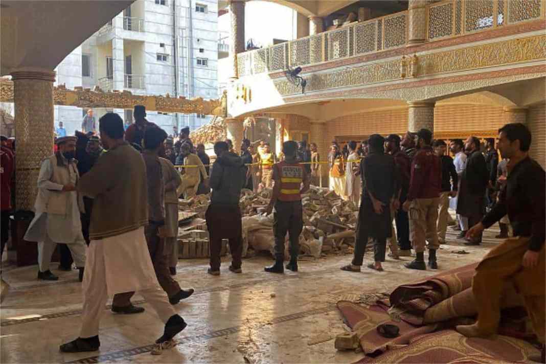 Pakistan: au moins 25 morts dans une explosion à l'intérieur d'une mosquée de Peshawar
