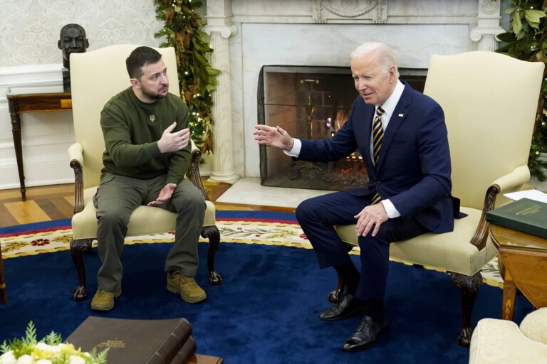 Le prÃ©sident amÃ©ricain Joe Biden s'entretient avec le prÃ©sident ukrainien Volodymyr Zelensky lors de leur rencontre dans le bureau ovale de la Maison Blanche, le 21 dÃ©cembre 2022, Ã  Washington. (Patrick Semansky/AP)