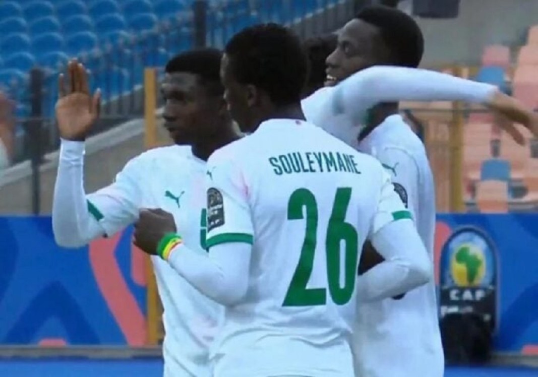 Les Lionceaux du Sénégal à la CAN U20 2023 célèbrent leur but contre le Mozambique