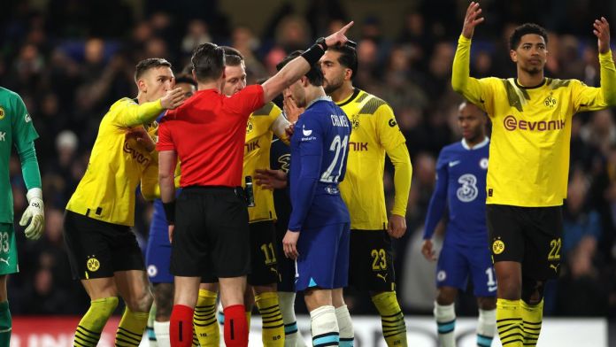 Des joueurs de Dortmund qui font des réclamations à l'arbitre lors du match contre Chelsea