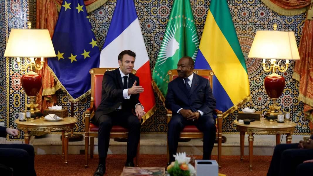 Emmanuel Macron au Gabon avec Ali Bongo le 1er février 2023 - LUDOVIC MARIN / AFP