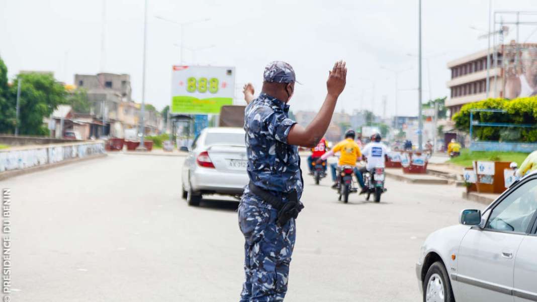 Un policier en train de réguler la circulation à Cotonou