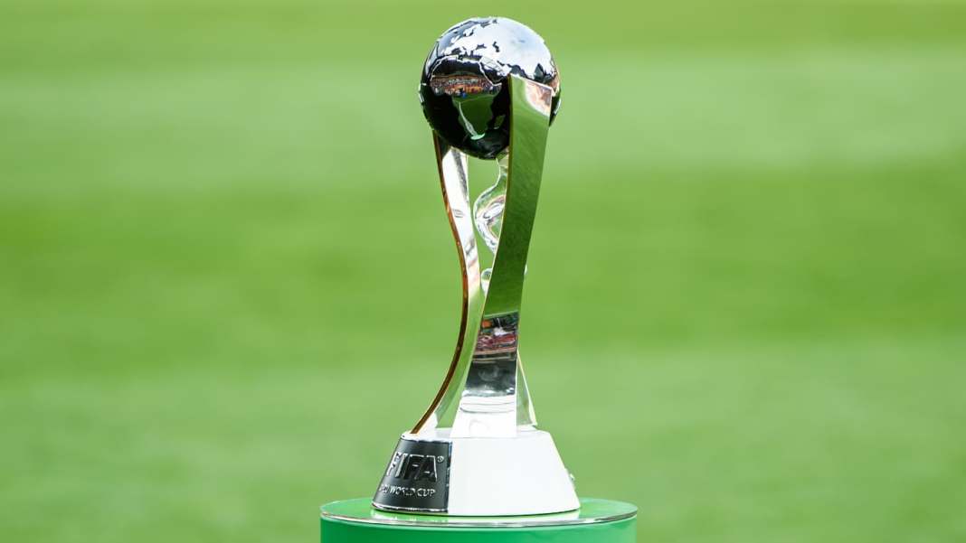 Trophee-remis-au-vainqueur-de-la-Coupe-du-monde-U20