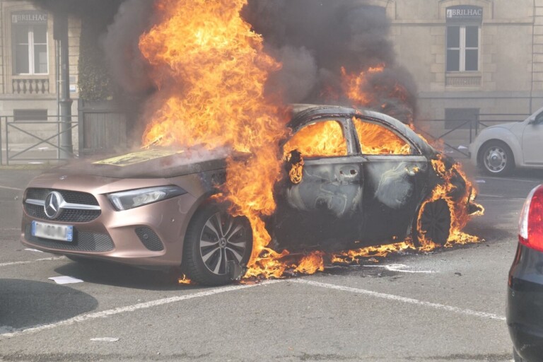 Ce samedi 15 avril, plusieurs vÃ©hicules ont Ã©tÃ© dÃ©truits sur le parking Vilaine, prÃ¨s de RÃ©publique Ã  Rennes, dont une nouvelle Mercedes en feu. (Â©Hugo Murtas / actu Rennes)