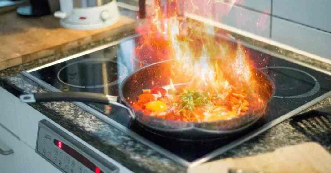 une casserole en feu sur une cuisinière