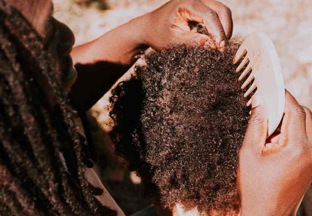 une femme entrain de peigner les cheveux d'une autre
