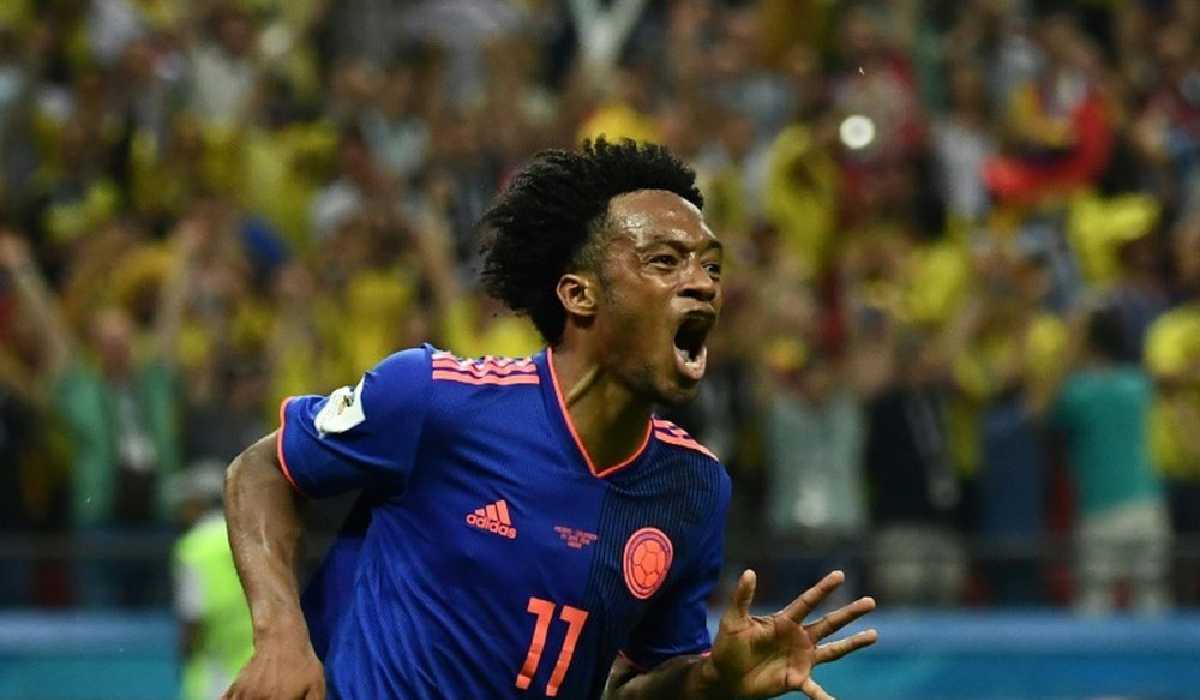 Juan Cuadrado en action avec le maillot de la Colombie, regard déterminé sur le terrain.