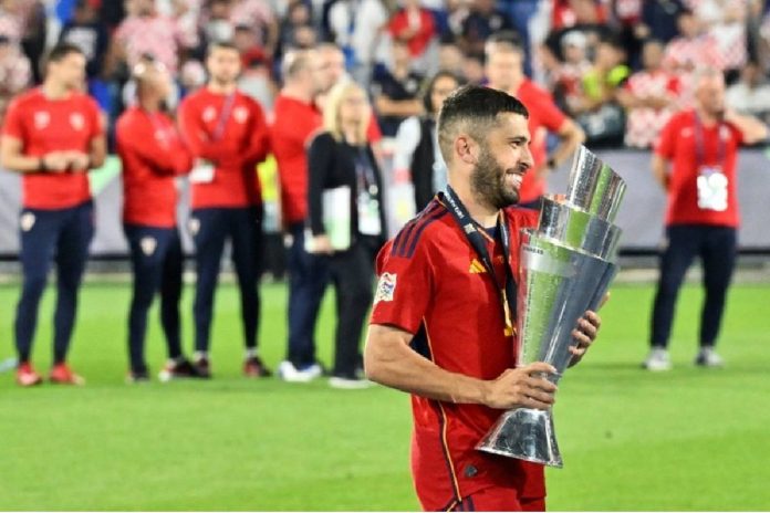 Jordi Alba avec le maillot de l'Espagne