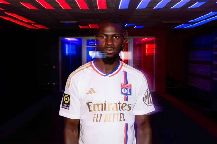 Mama BaldÃ© avec le maillot de l'OL