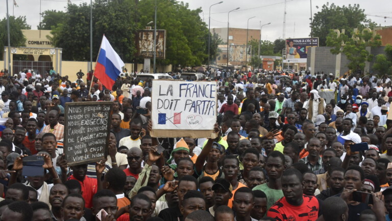 Des manifestants tiennent une pancarte anti-France lors dâ€™une manifestation Ã  lâ€™occasion de la fÃªte de lâ€™indÃ©pendance Ã  Niamey, le 3 aoÃ»t 2023.