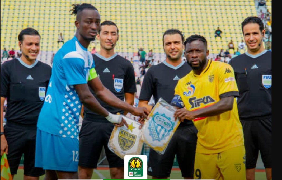 Des joueurs de Coton FC et ASEC Mimosas