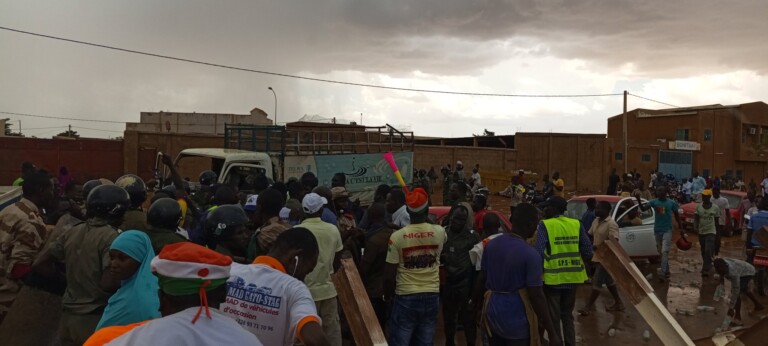 Au Niger, la population vide un camion qui transportait de l'eau aux soldats franÃ§ais