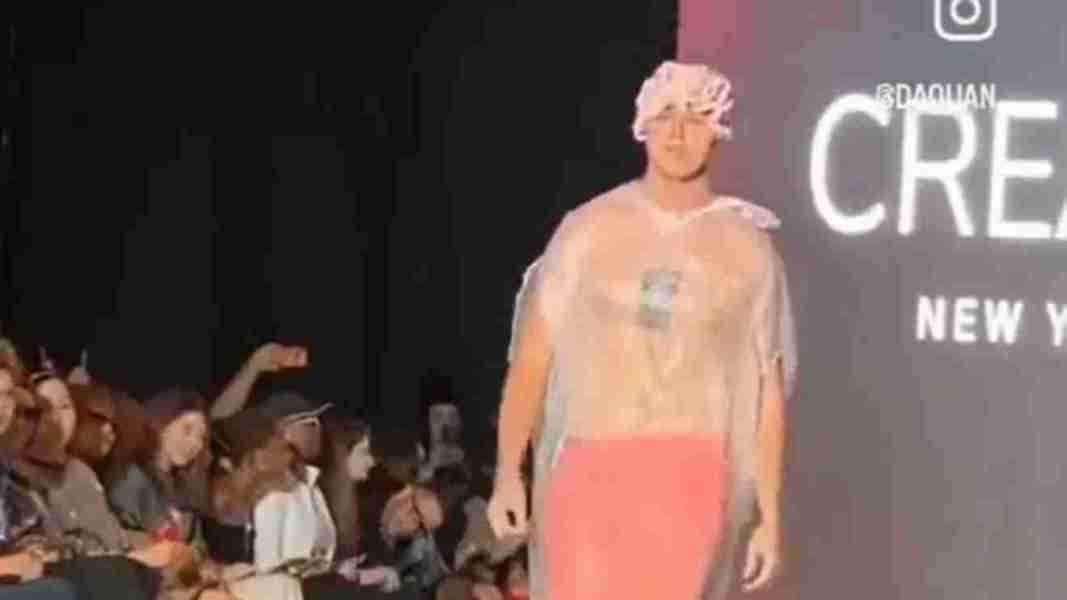 Fashion week de New York un intrui vêtu d'un sac-poubelle débarque