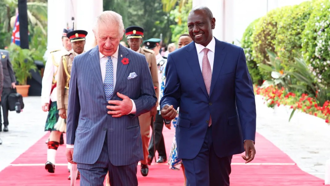 Le président William Ruto accueille le roi Charles III au State House, à Nairobi.